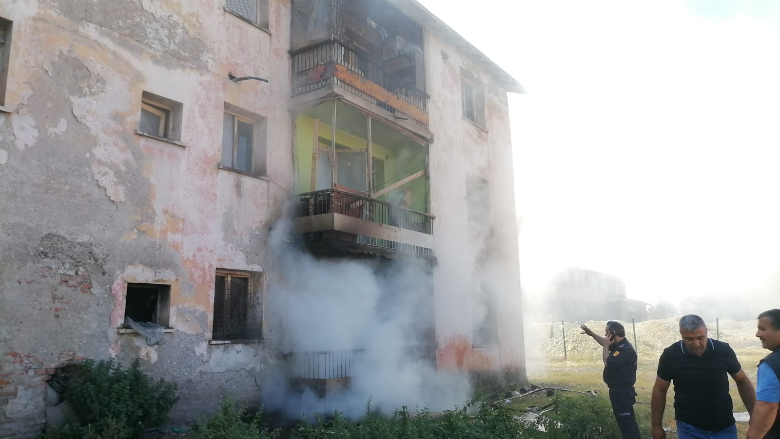 Kars'ta yangın: Anne ile 2 çocuğu kurtarıldı