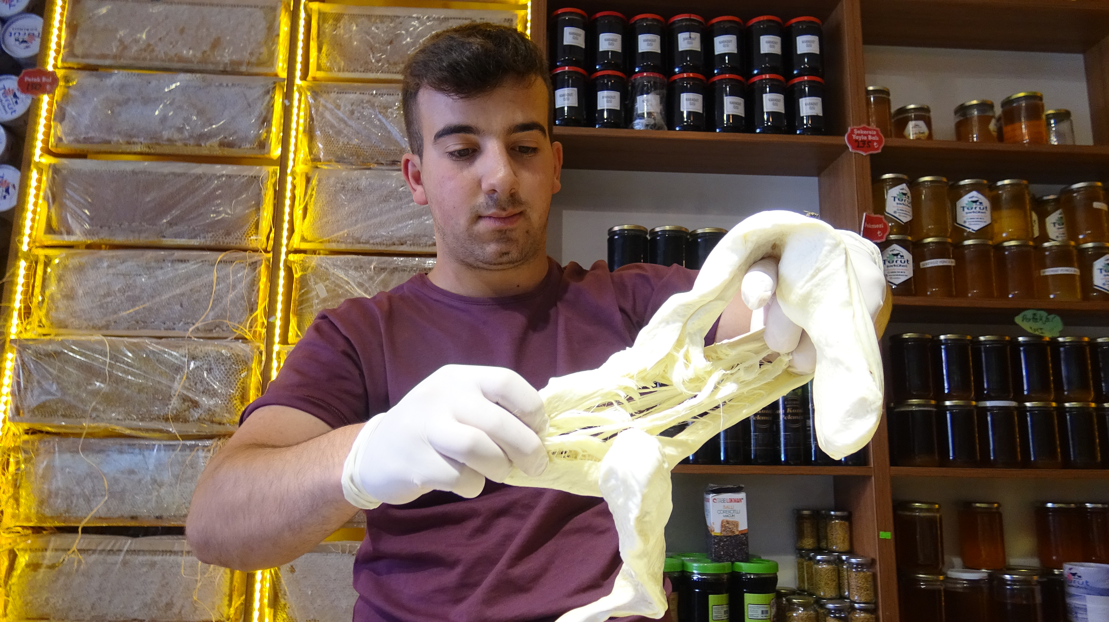 Kars'ın köylerindeki kadınlar "çeçil peyniri" üretimine başladı