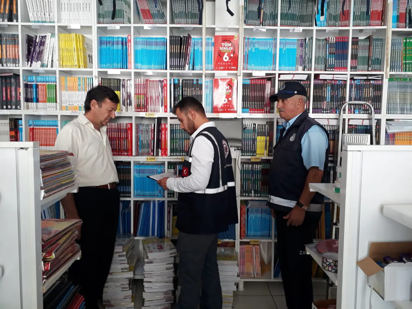 Kars'ta kırtasiye ve okul kıyafeti satan işyerleri denetlendi