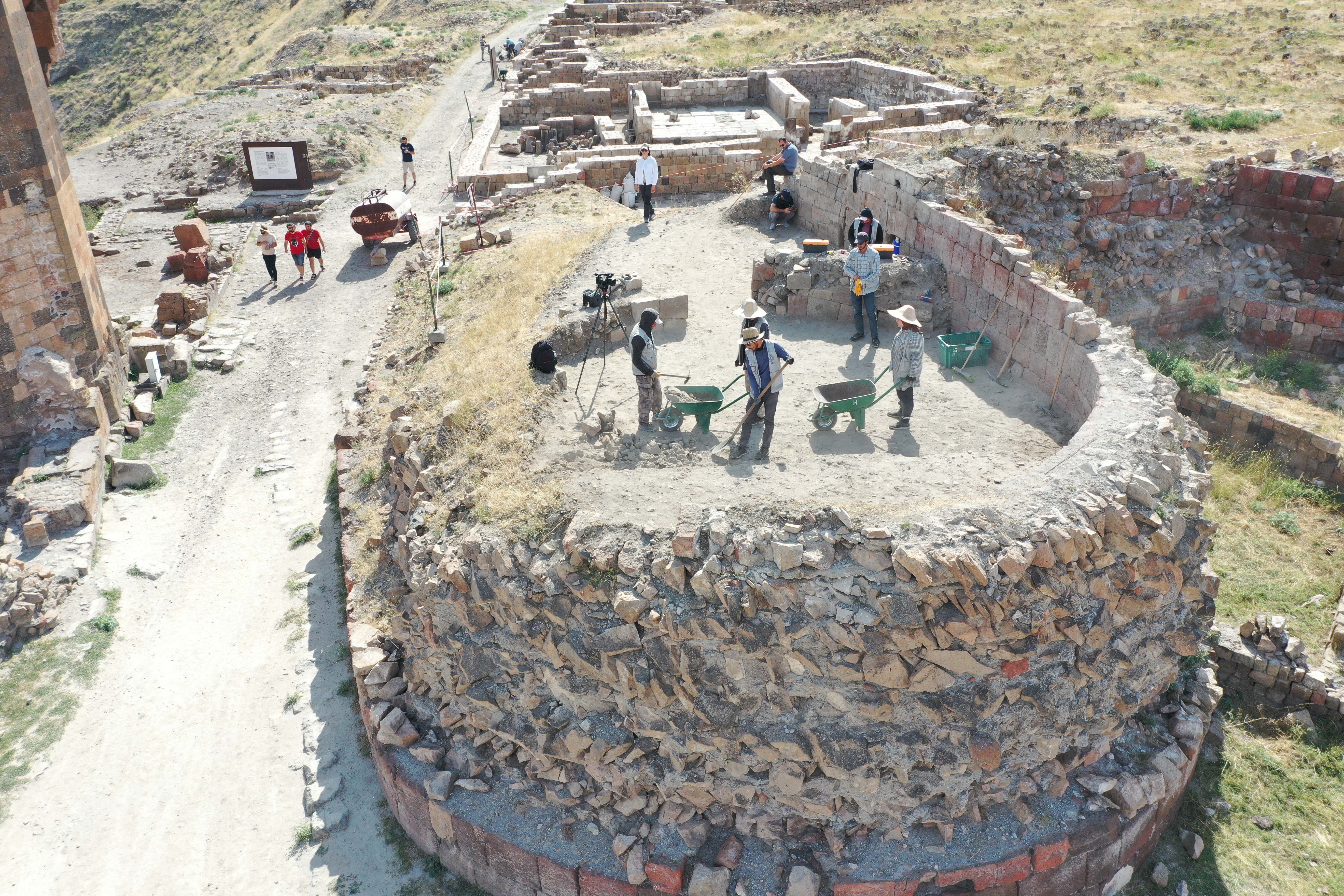 Ani'nin saklı tarihinin gün yüzüne çıkarılması için 5 noktada kazı yapılıyor