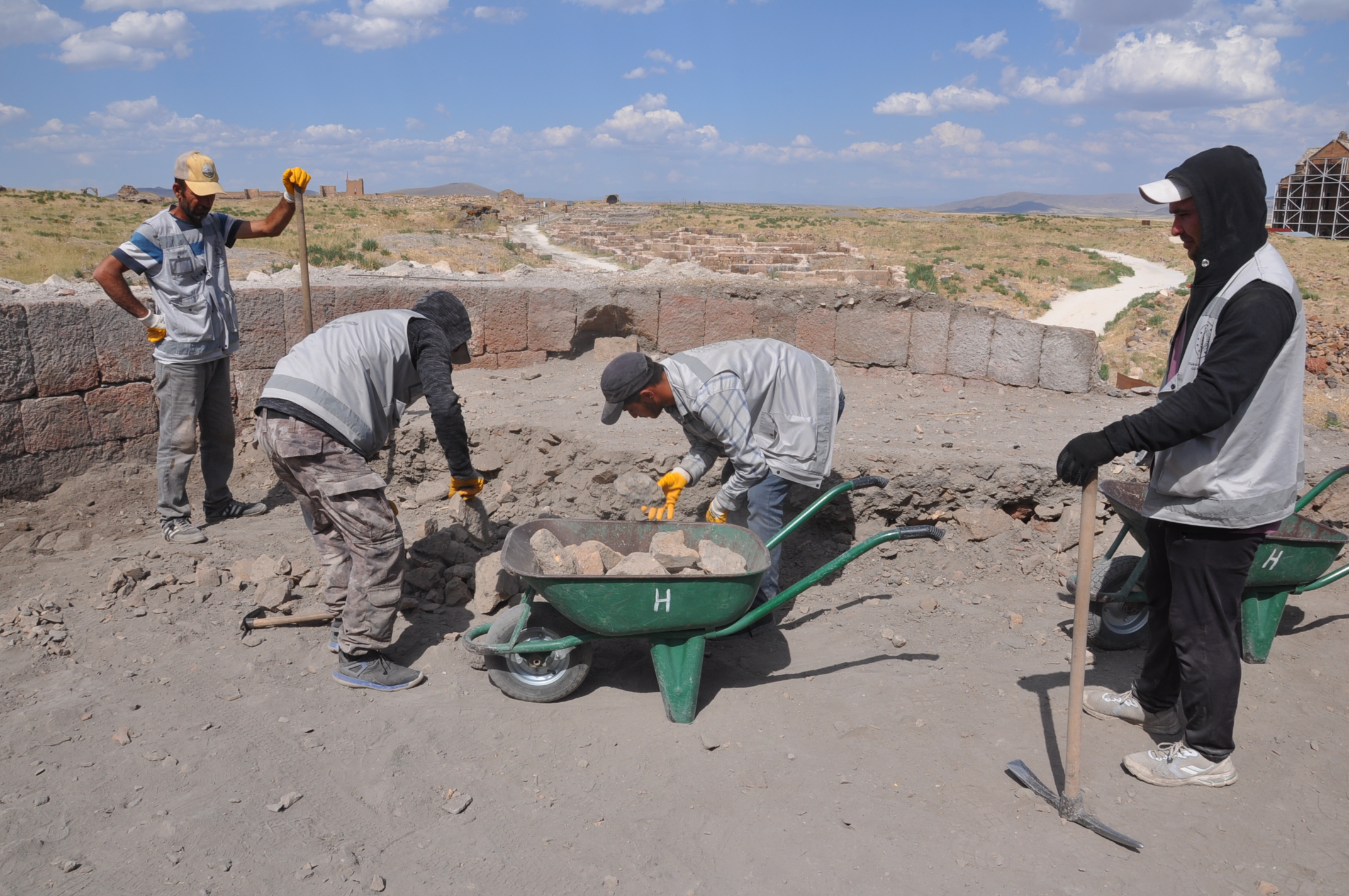 Ani'nin saklı tarihinin gün yüzüne çıkarılması için 5 noktada kazı yapılıyor
