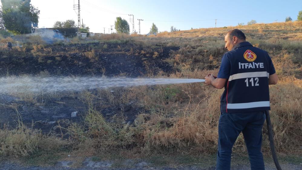 Kars'ta 2 ayrı bölgede örtü yangını