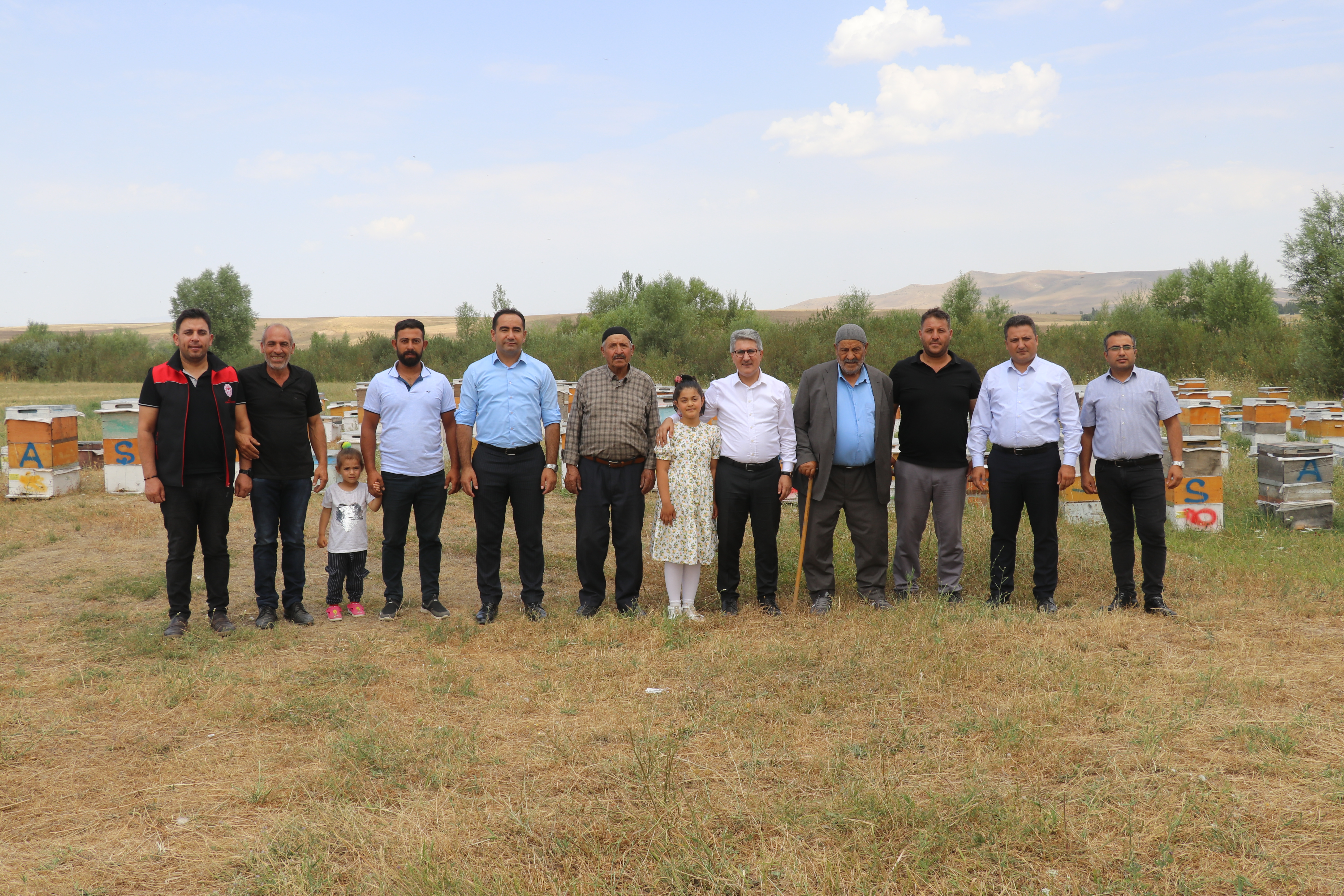 Ağrılı arıcılar tescilli "geven balı" hasadında