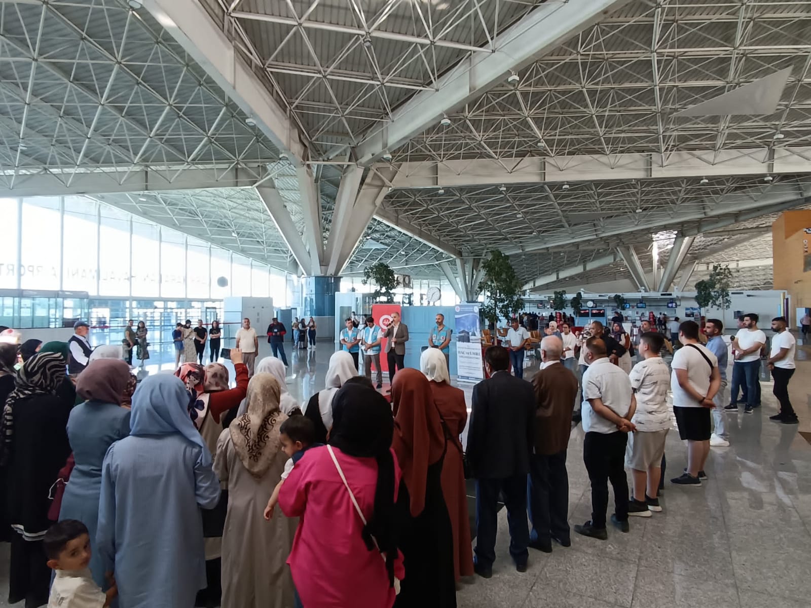 Kars'ta umre kafilesi kutsal topraklara uğurlandı