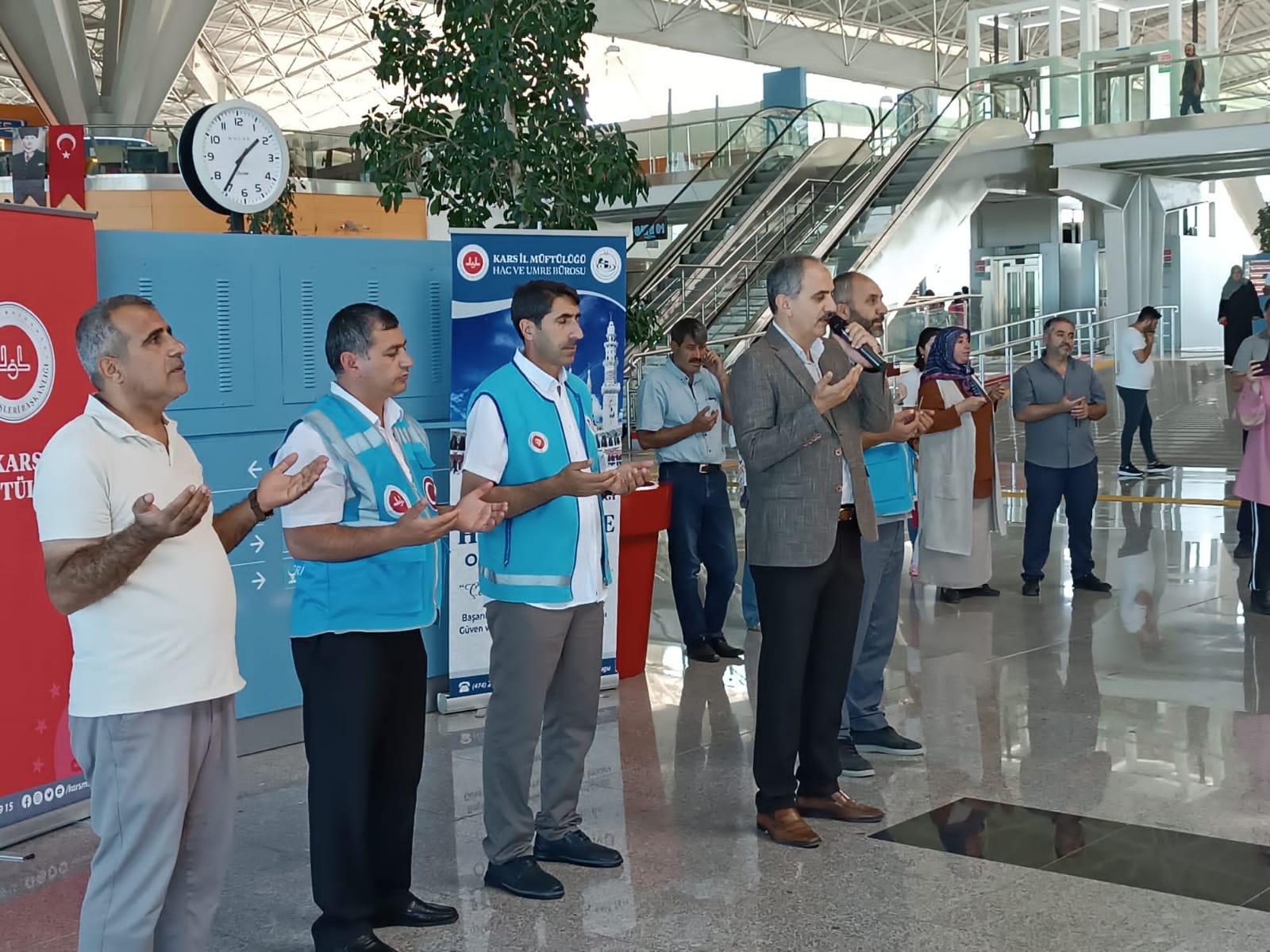 Kars'ta umre kafilesi kutsal topraklara uğurlandı