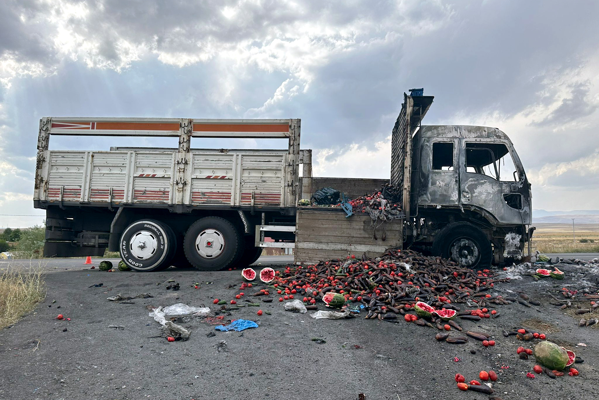 Kars'ta seyir halindeki sebze yüklü kamyon yandı