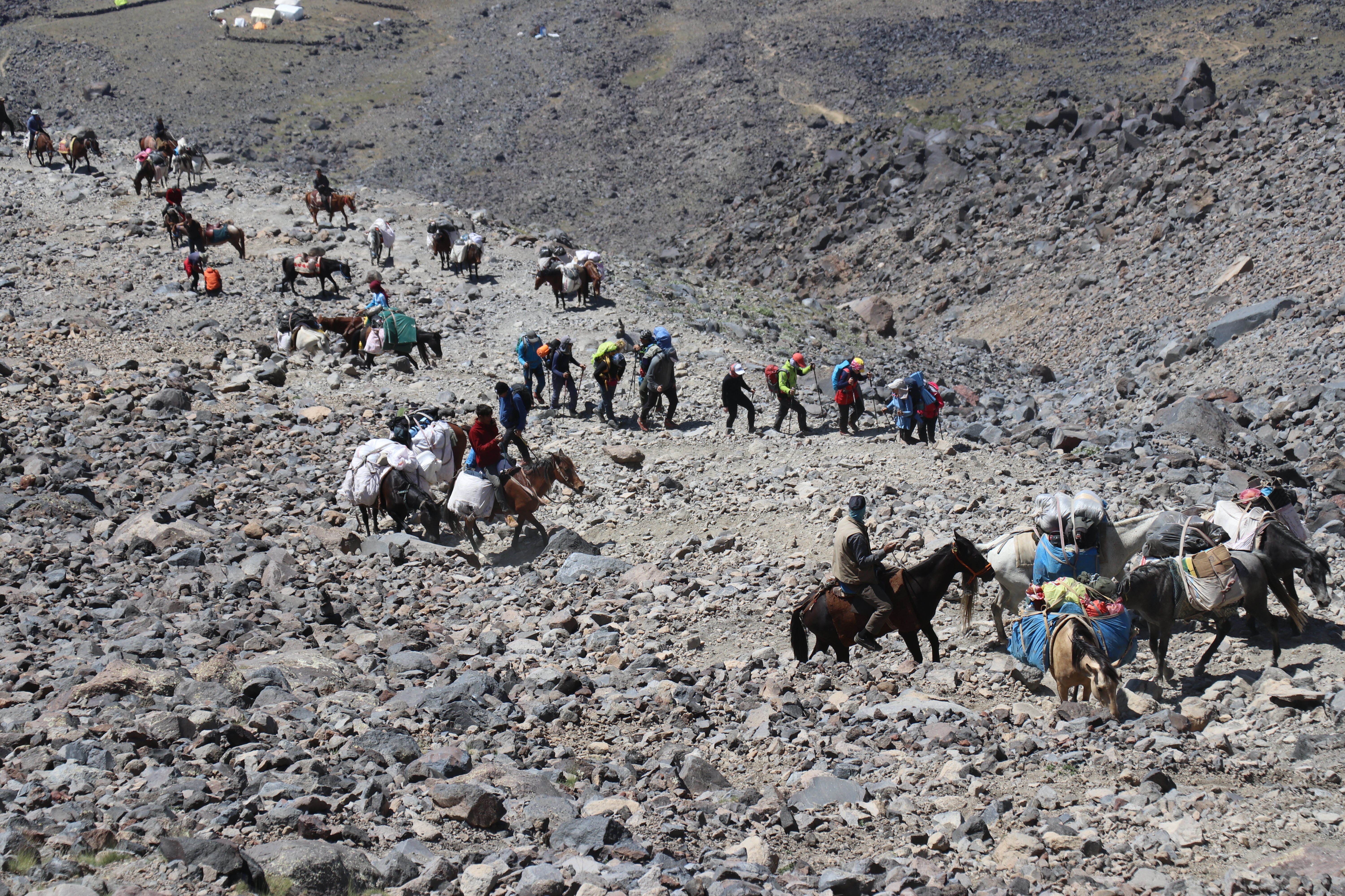 Ağrı Dağı eteklerindeki köylüler tırmanışa gelen dağcılara lojistik destek sağlıyor