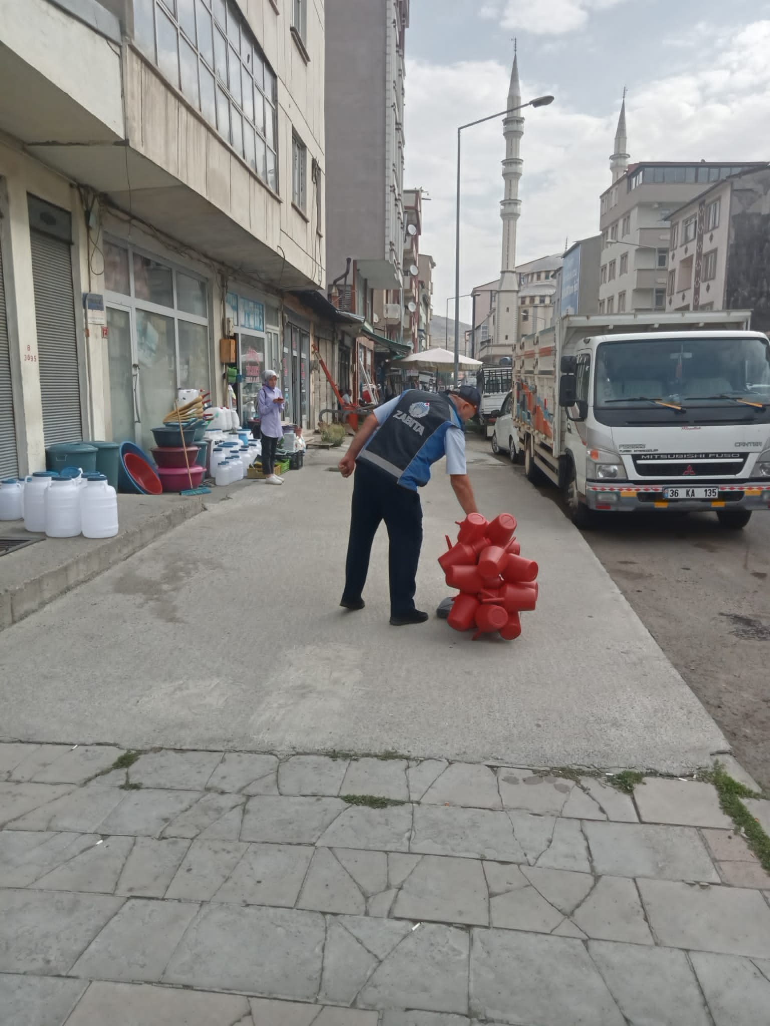 Kars'ta kaldırım işgallerine müdahale edildi