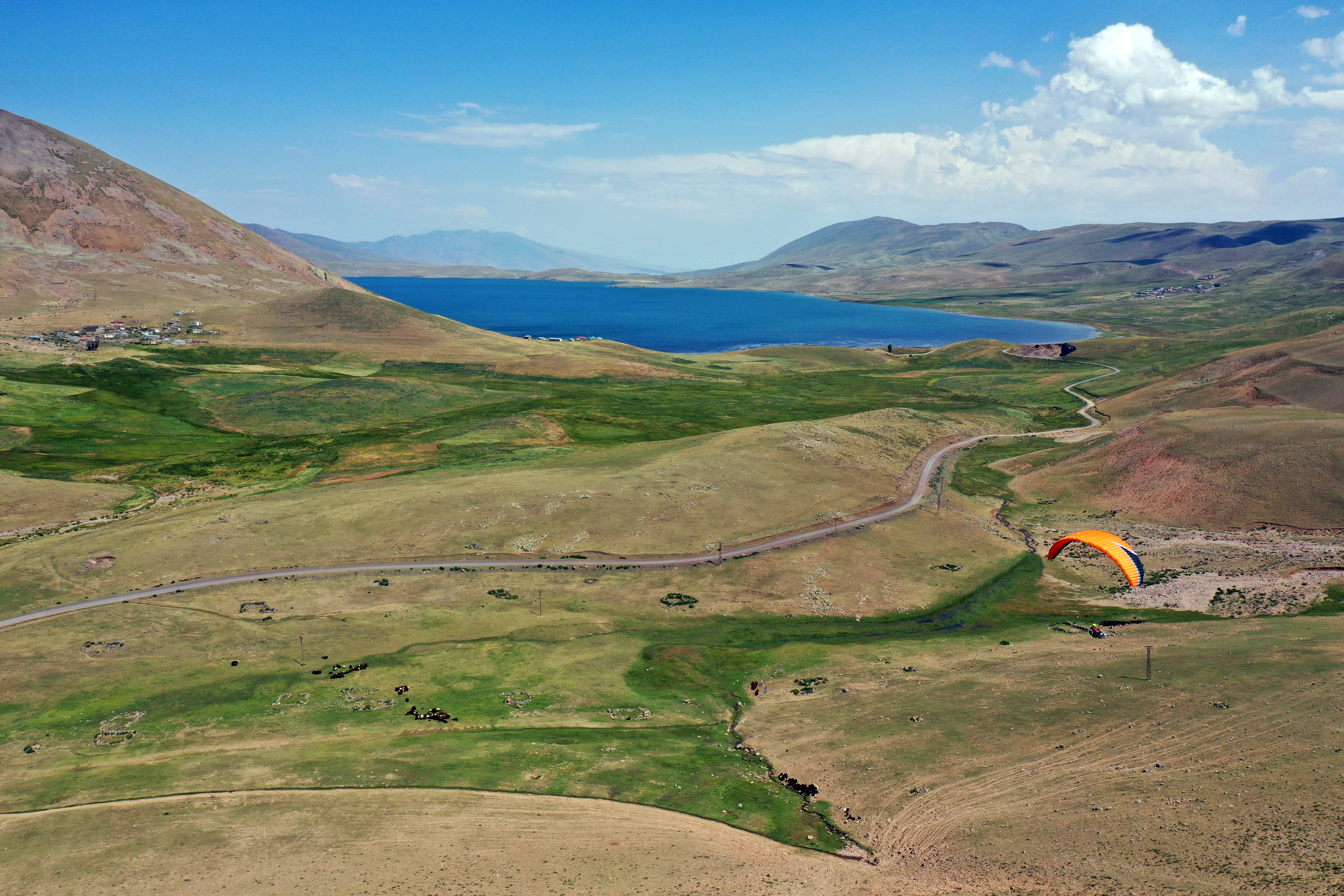 Ağrı'daki Balık Gölü ve çevresi yamaç paraşütü tutkunlarını ağırladı