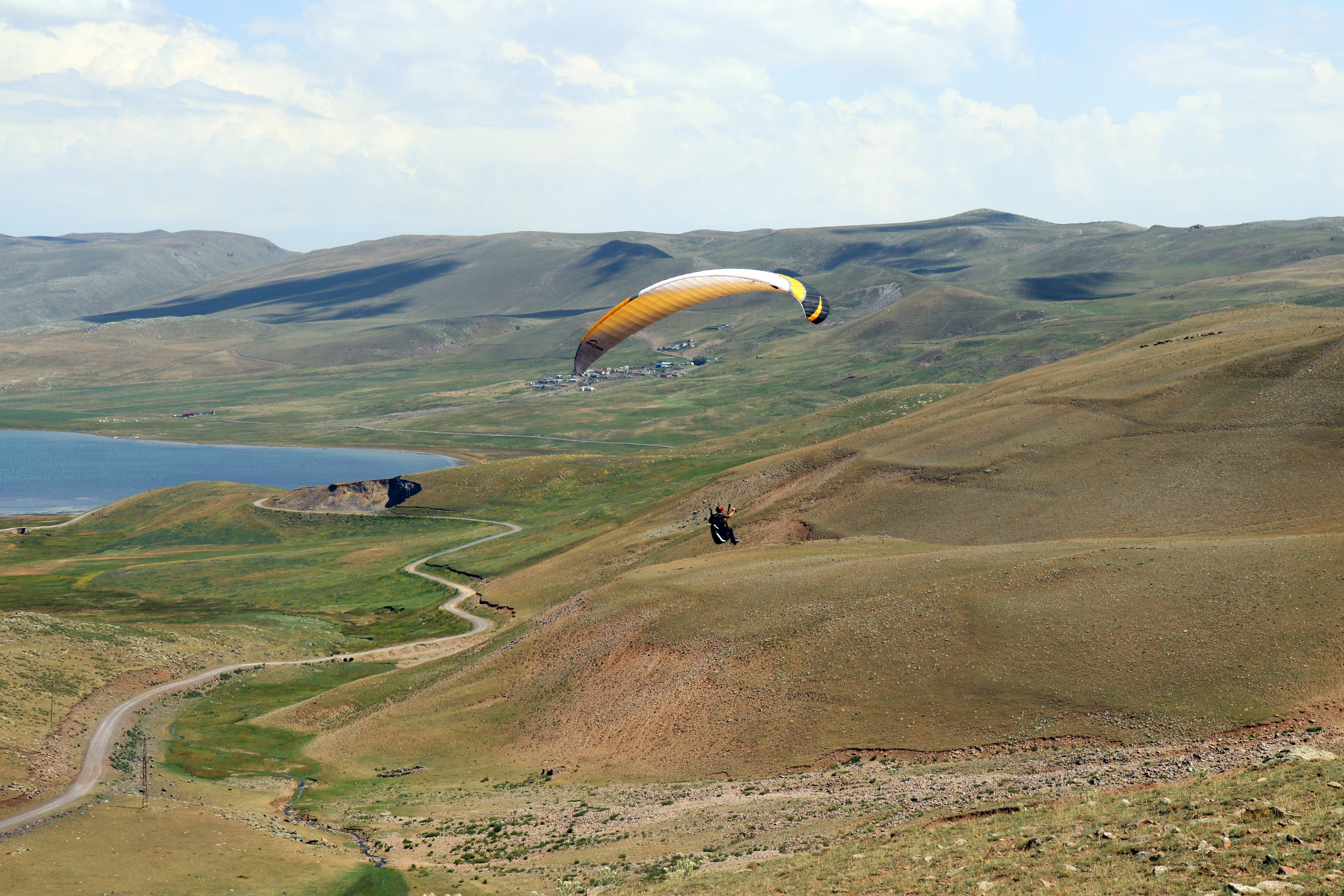 Ağrı'daki Balık Gölü ve çevresi yamaç paraşütü tutkunlarını ağırladı