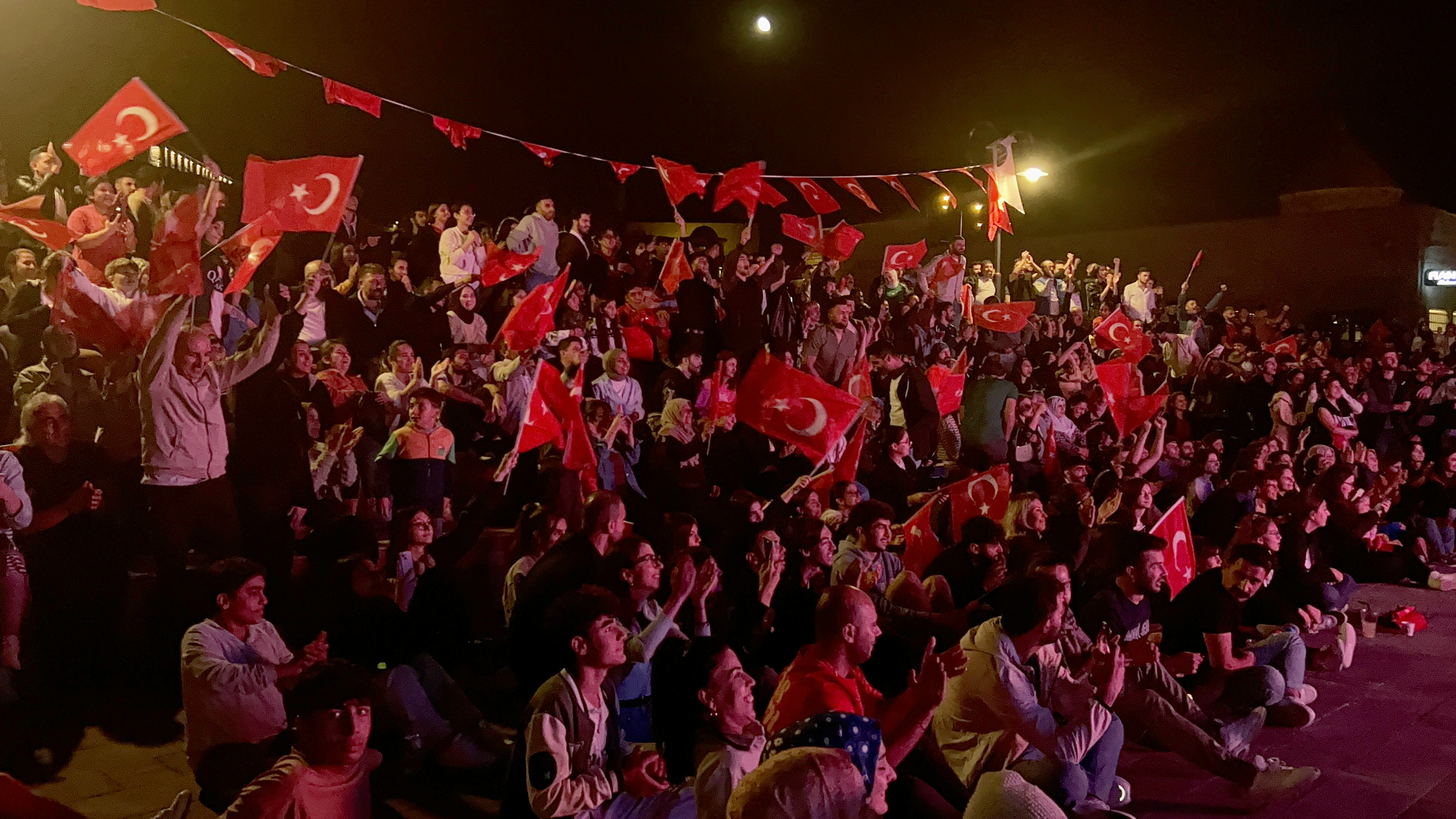 Kars'ta vatandaşlar, Türkiye-Sırbistan final maçını Kars Kalesi eteklerinde izledi