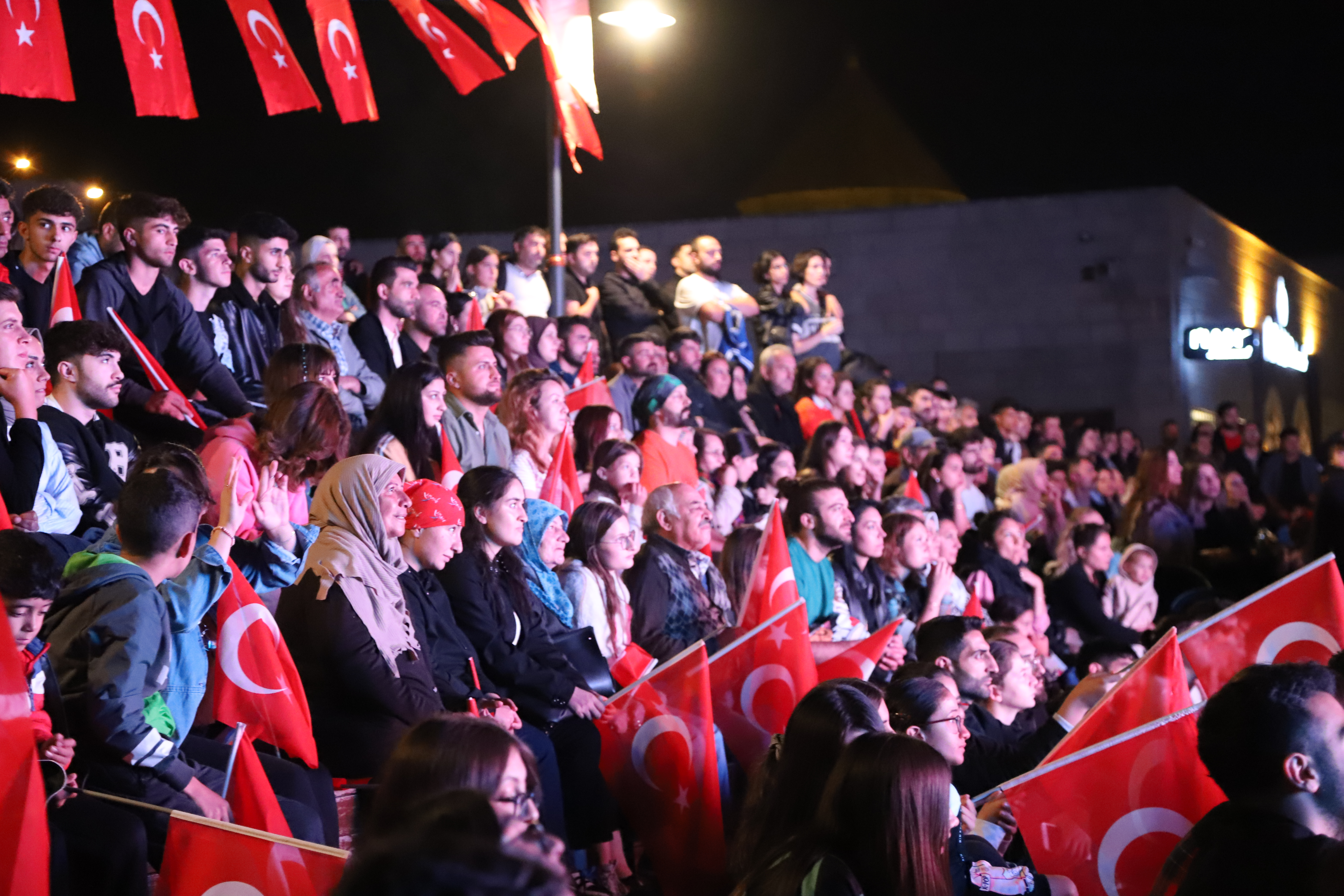Kars'ta vatandaşlar, Türkiye-Sırbistan final maçını Kars Kalesi eteklerinde izledi