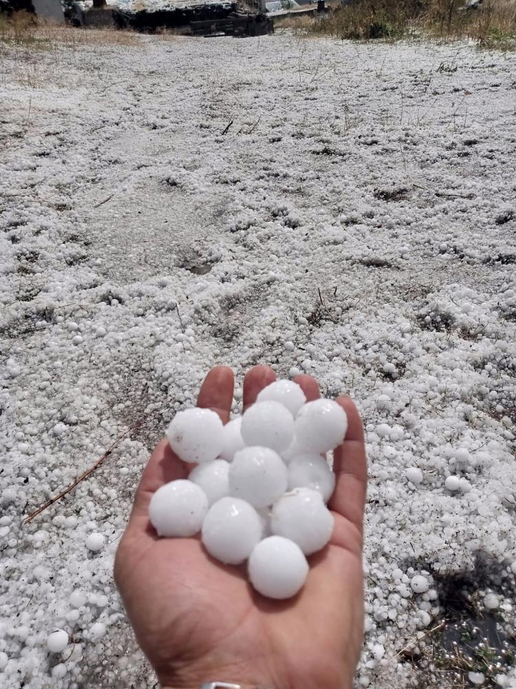 Ardahan'da dolu ve sağanak etkili oldu