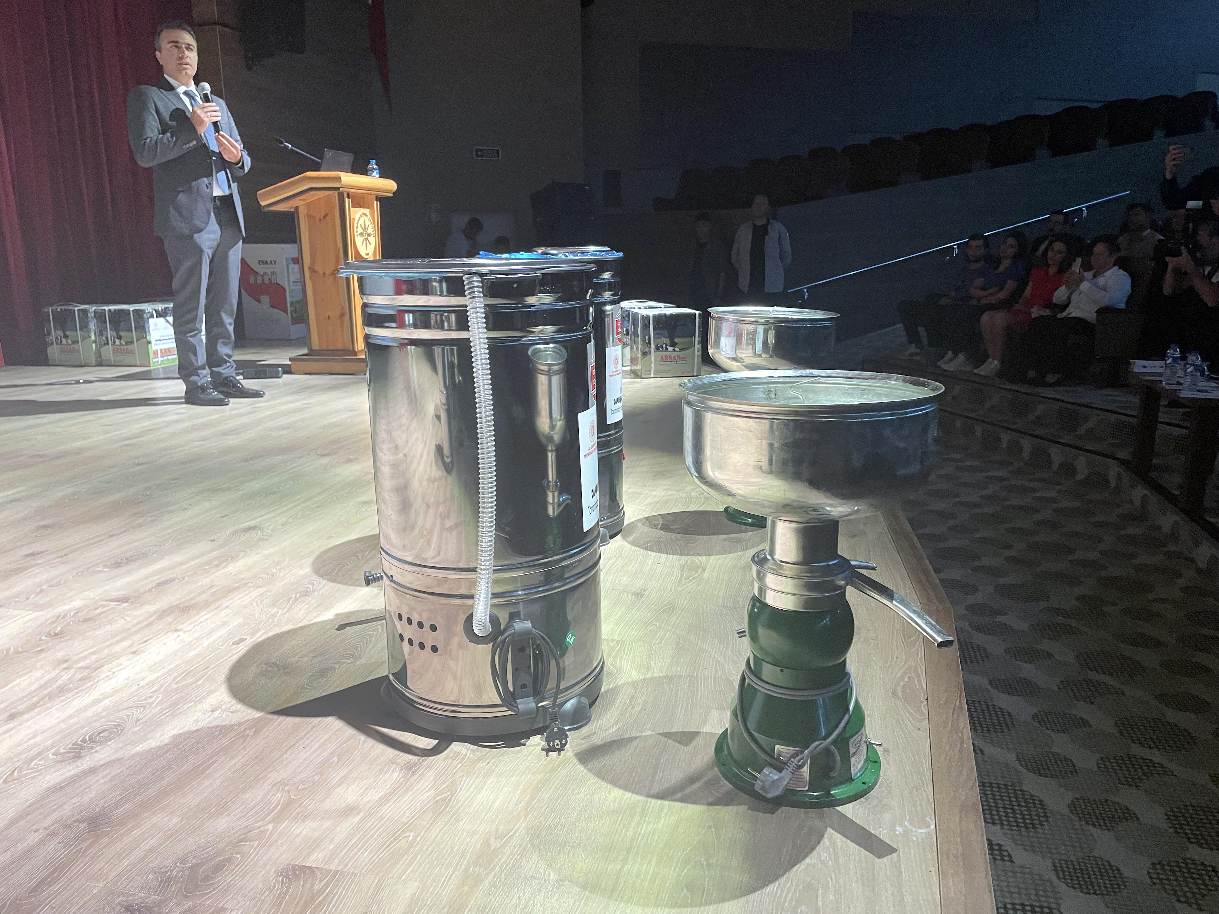 Ardahan'da üreticilere yayık ve otomatik krema makinesi dağıtıldı