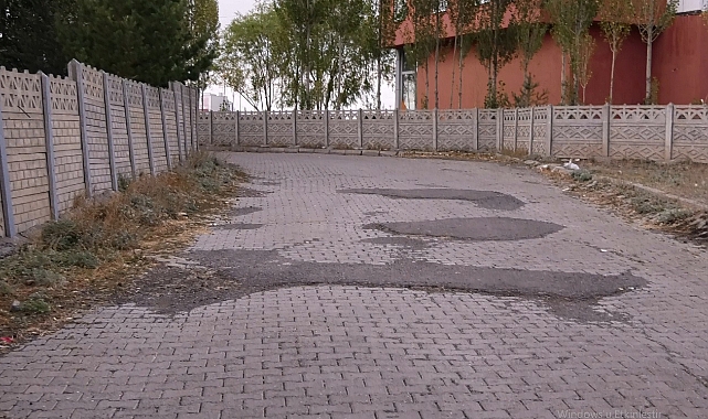 TOKİ sakinleri bozuk yolların yapılmasını istiyor