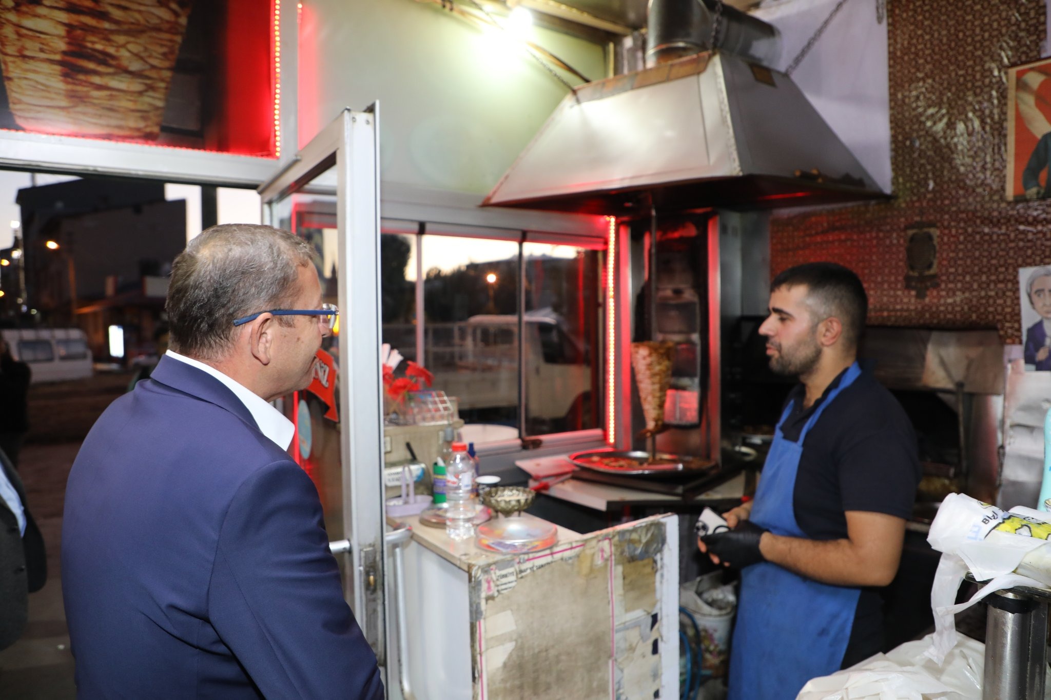 Vali Polat vatandaşla iç içe 