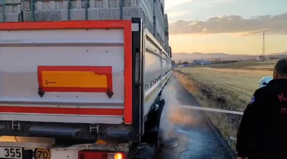 Kars'ta hareket halindeki tırın lastikleri alev aldı