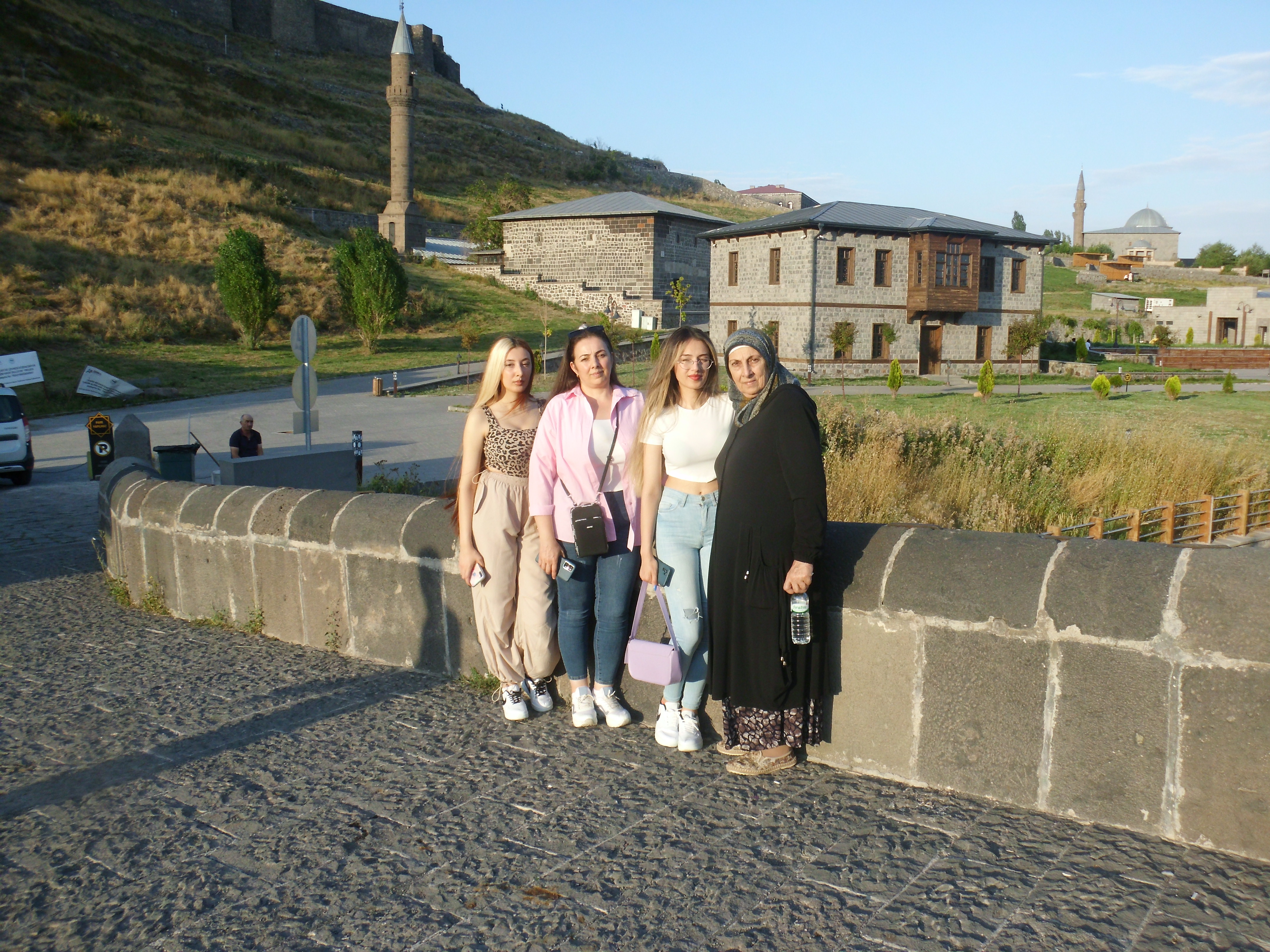 Kars'ı gezen ziyaretçiler memnuniyetle ayrılıyor