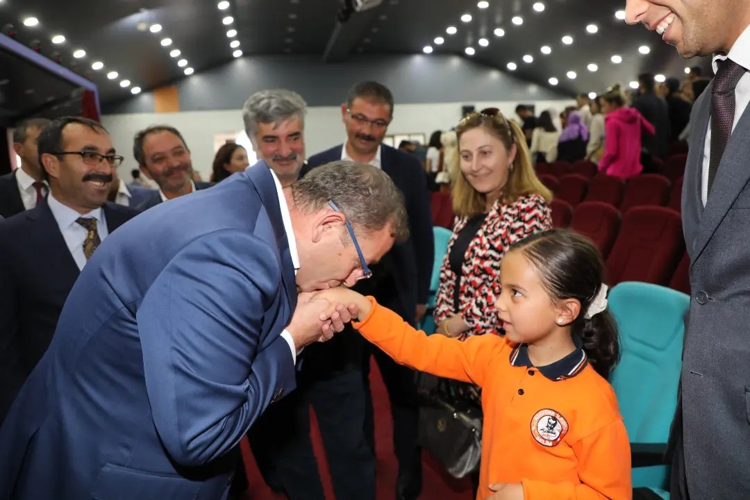 Vali Polat: Öğretmenlere büyük görev düşüyor