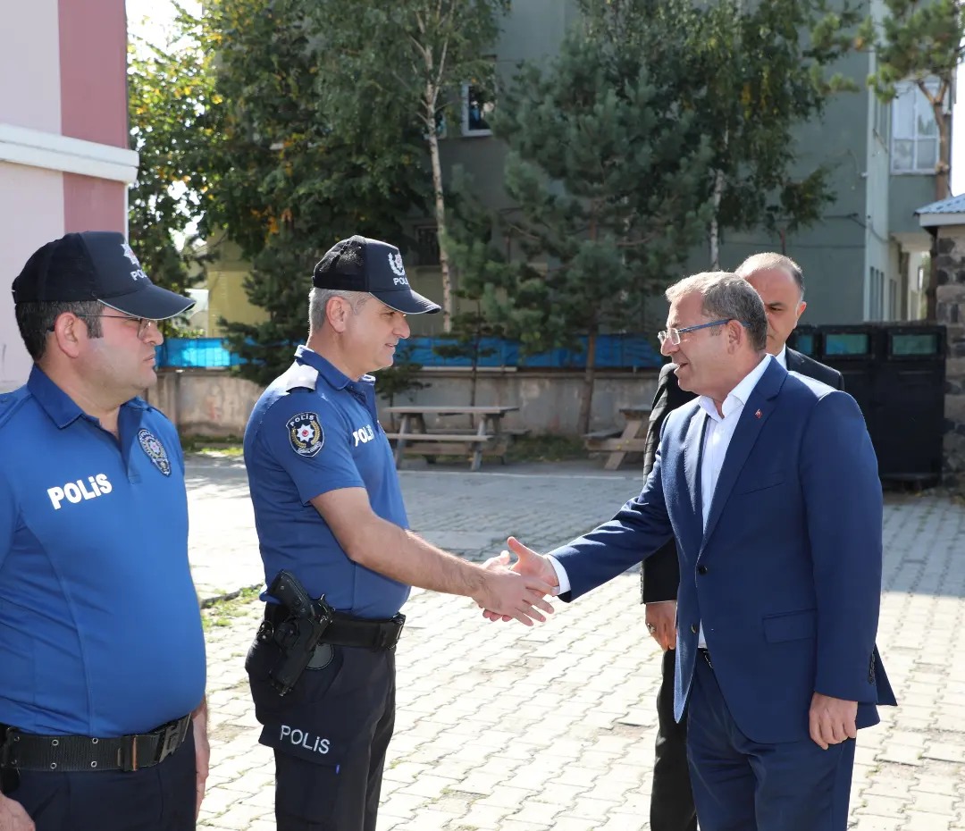 Vali Polat: Öğretmenlere büyük görev düşüyor