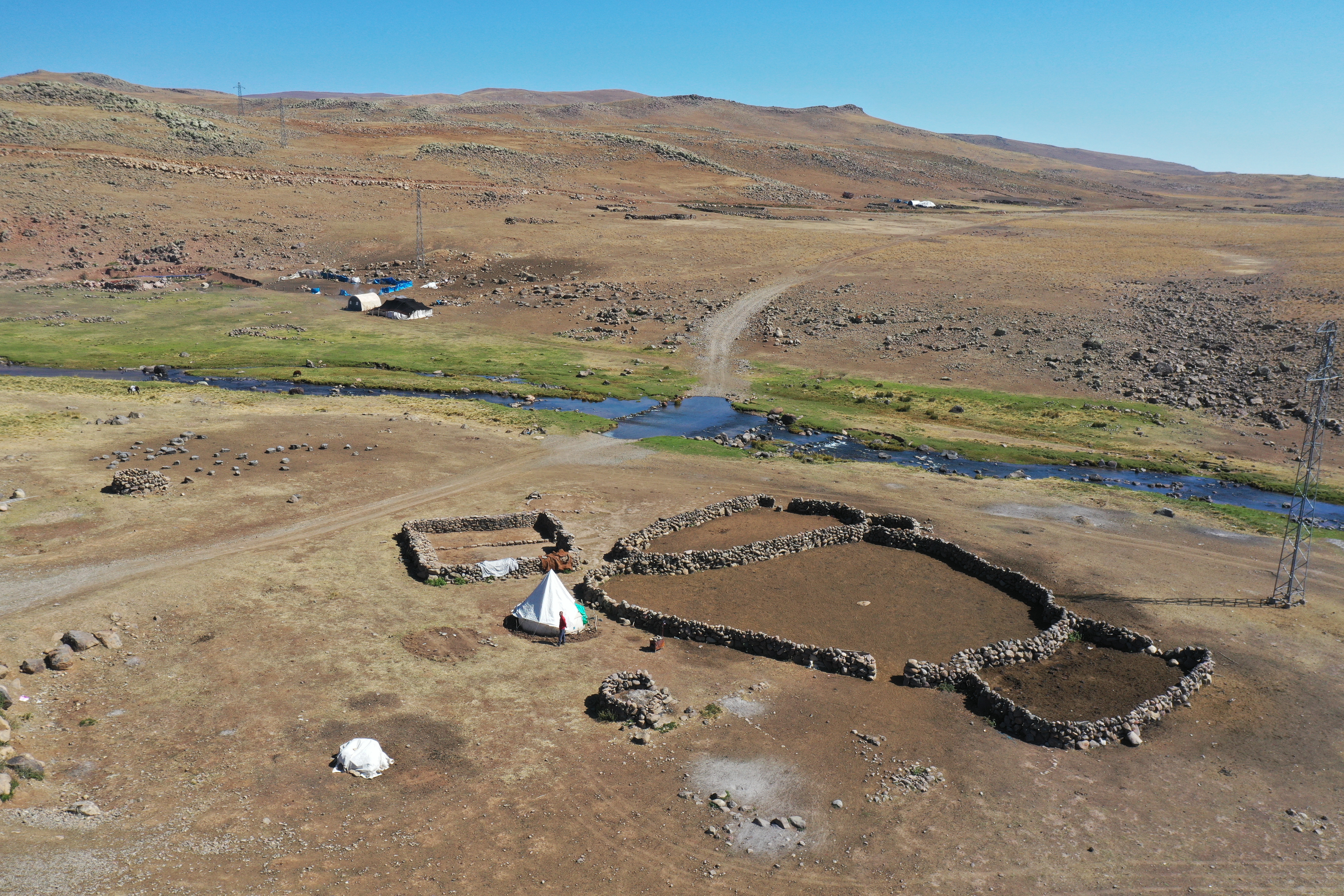 Yaylada sürüleri için 6 ay geçiren çobanlar dönüş hazırlığına başladı