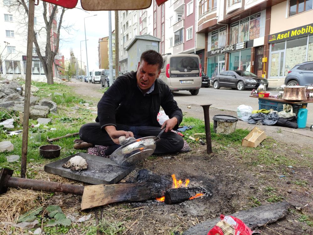 Seyyar kalaycı unutulmaya yüz tutmuş mesleğini şehir şehir dolaşarak yaşatıyor