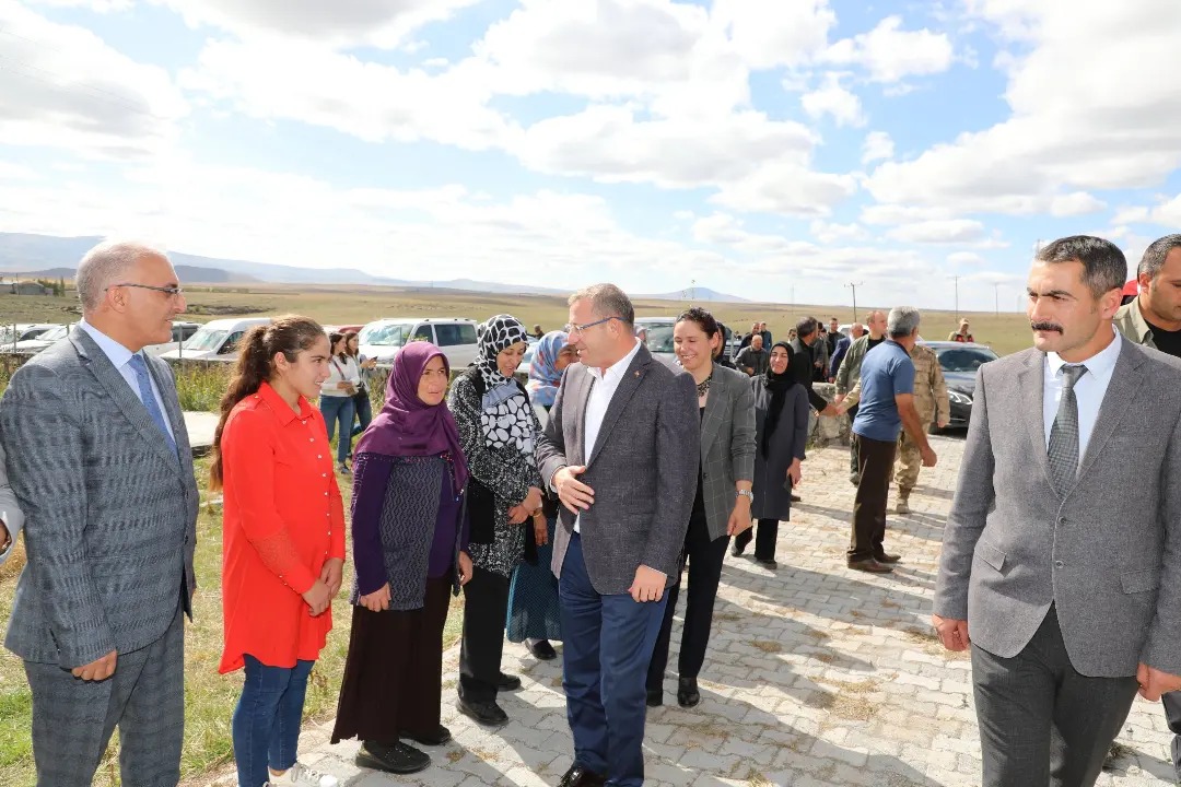 Vali Polat, koç katım etkinliğine katıldı