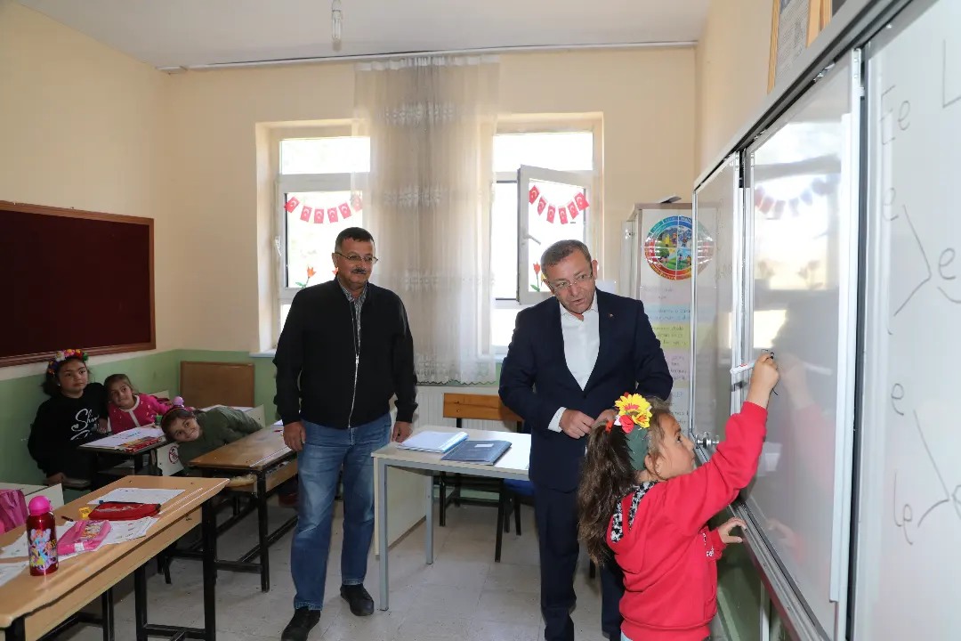 Vali Polat okul ziyaretlerine devam ediyor