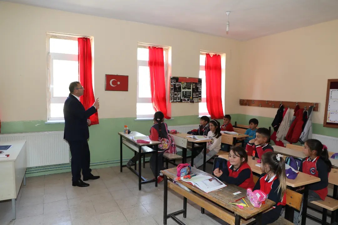 Vali Polat okul ziyaretlerine devam ediyor