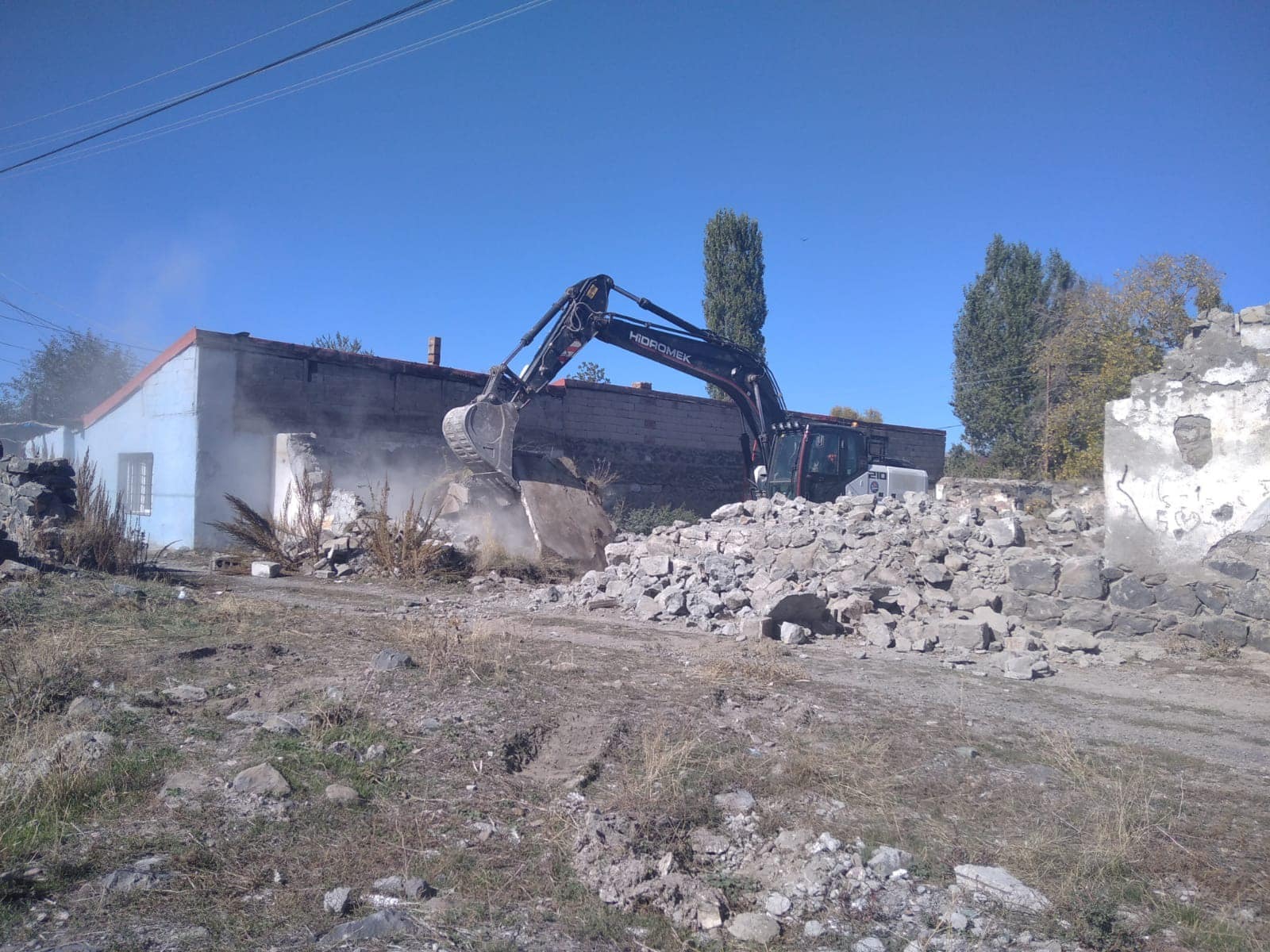 Kars’ta metruk binaların yıkımı devam ediyor