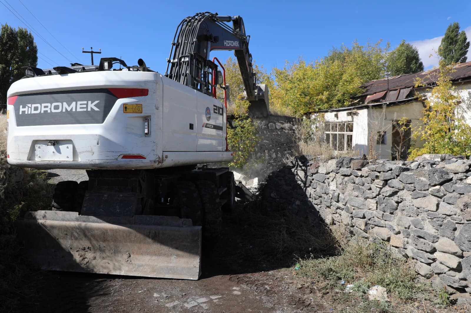 Kars’ta metruk binaların yıkımı devam ediyor