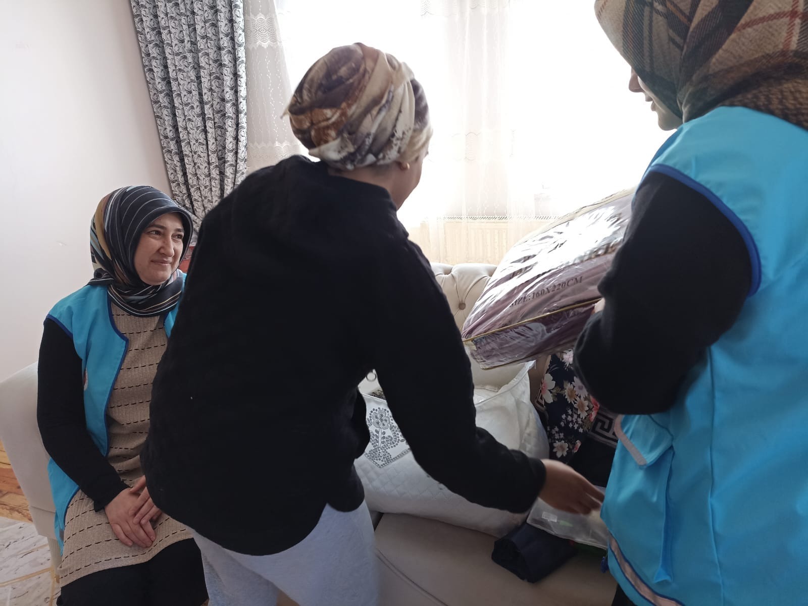 Kars'ta nişanlı gençlere düğün bohçası hediye edildi