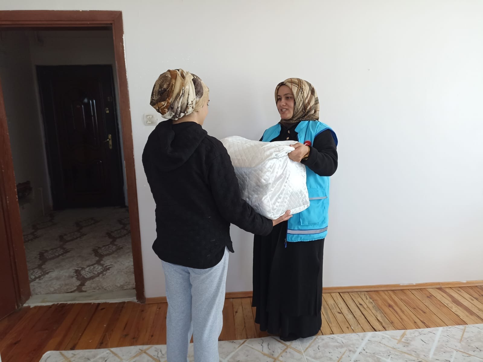 Kars'ta nişanlı gençlere düğün bohçası hediye edildi