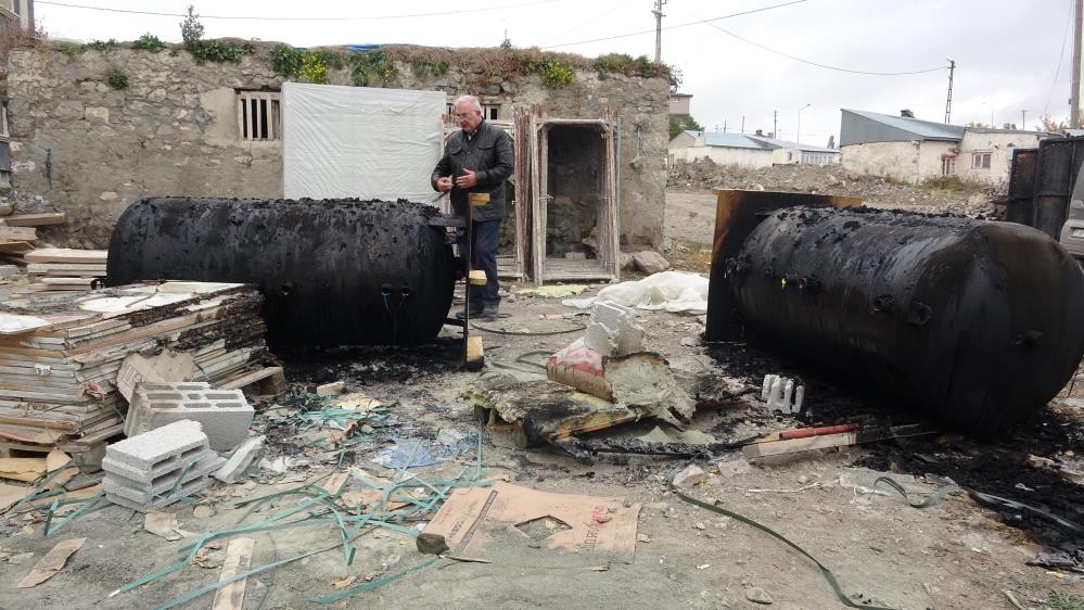 Otel inşaatına ait su tanklarını ateşe vererek yaktılar