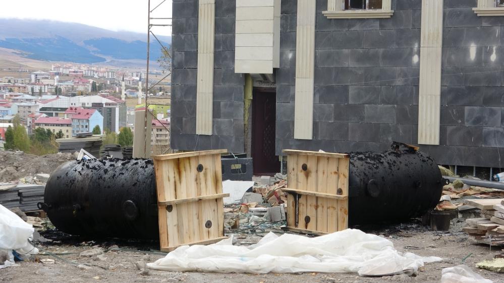 Otel inşaatına ait su tanklarını ateşe vererek yaktılar