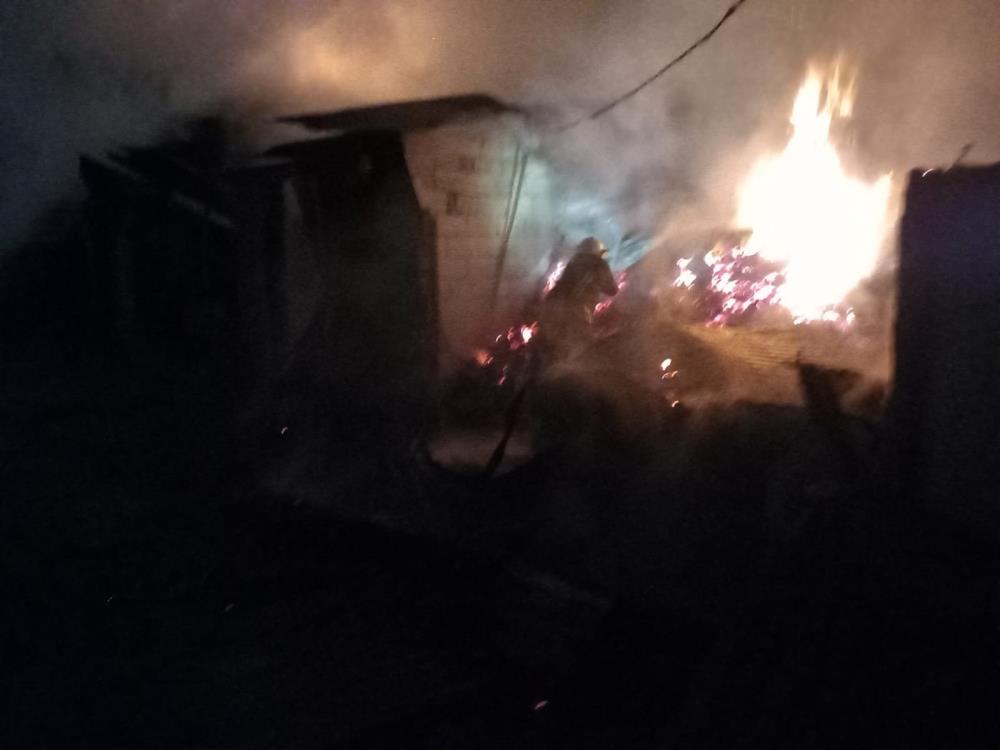 Kars'ta otomobil yanarak kül oldu