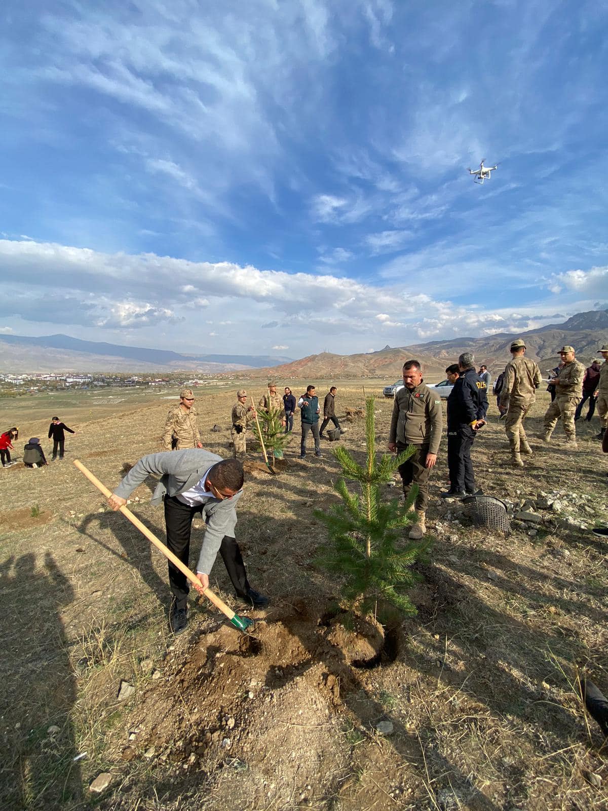 Kağızman’da fidanlar toprakla buluştu