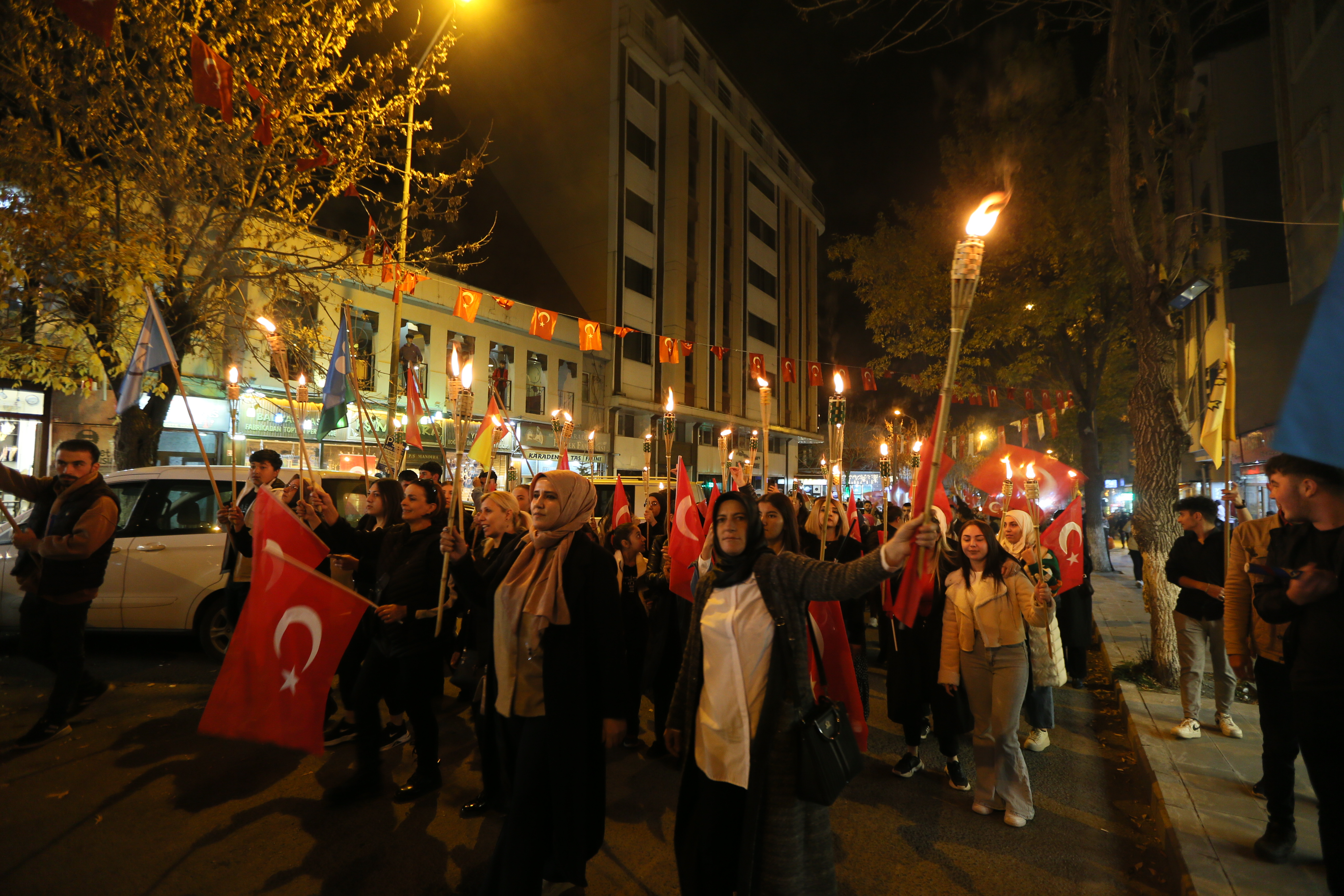 Kars'ın düşman işgalinden kurtuluşu meşaleli yürüyüşle kutlandı