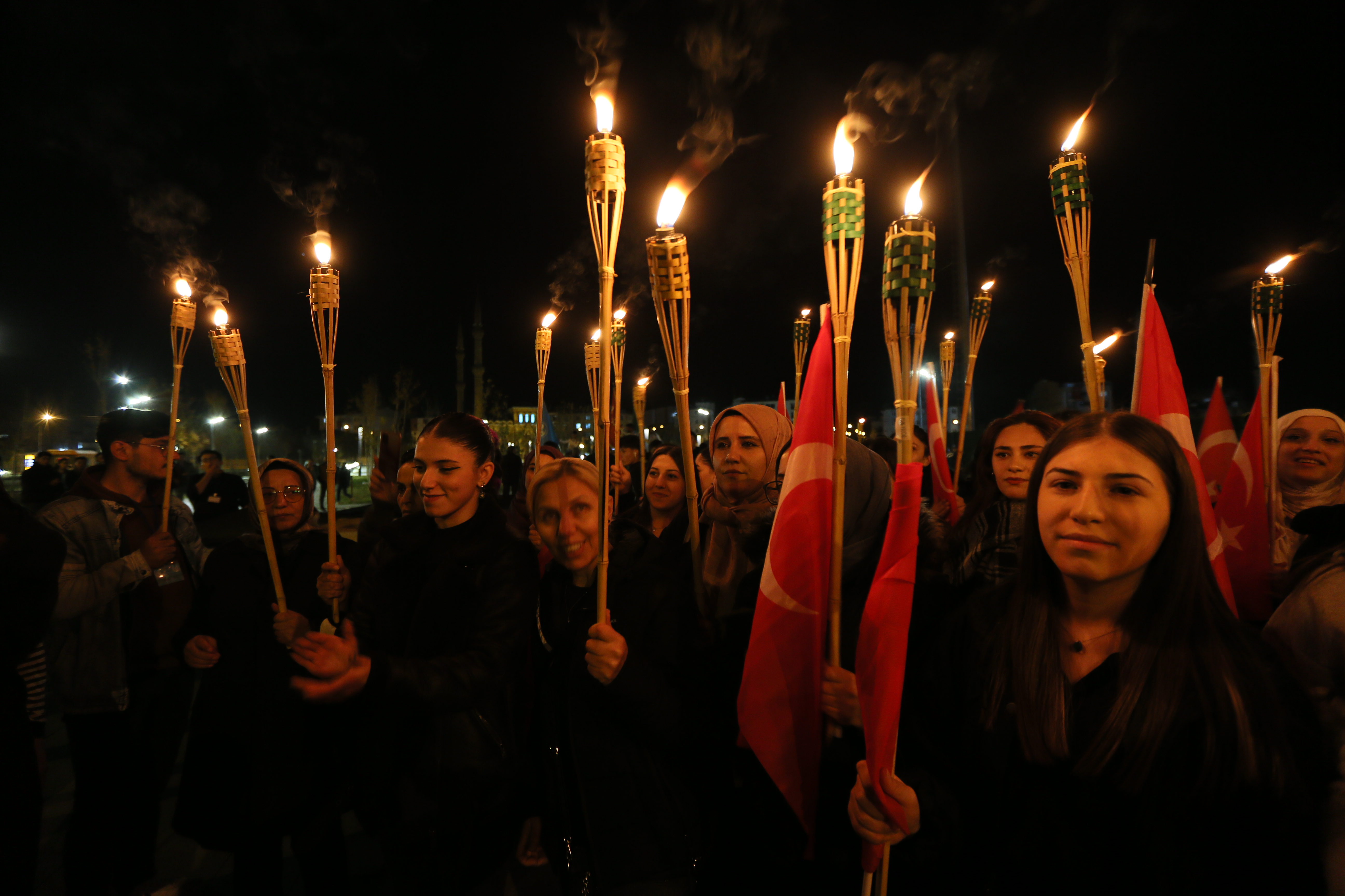 Kars'ın düşman işgalinden kurtuluşu meşaleli yürüyüşle kutlandı