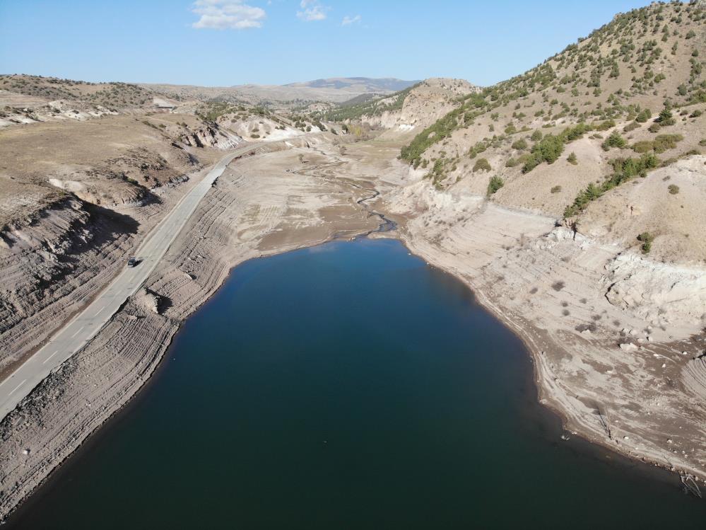 Karakurt Barajı'nda sular çekiliyor