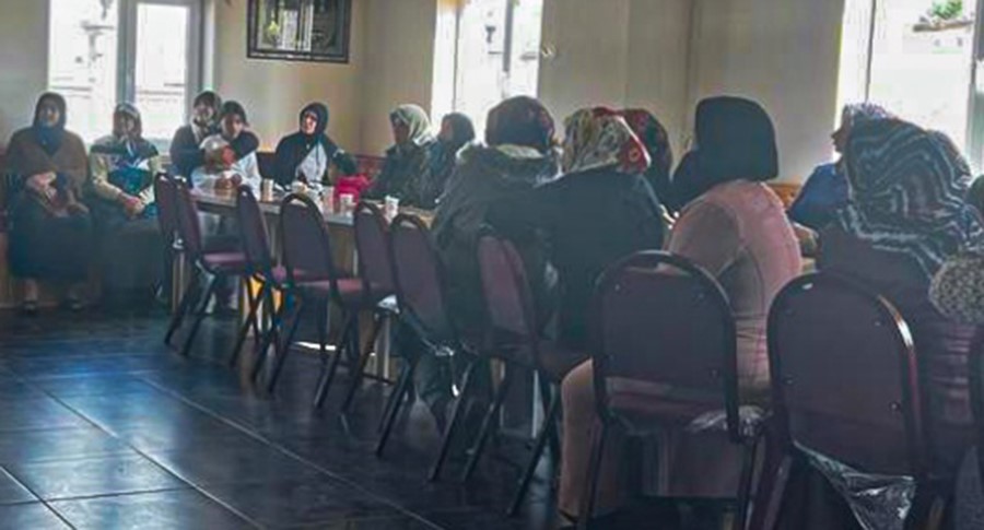 Kars'ta polis dolandırıcılara karşı kadınları bilgilendiriyor