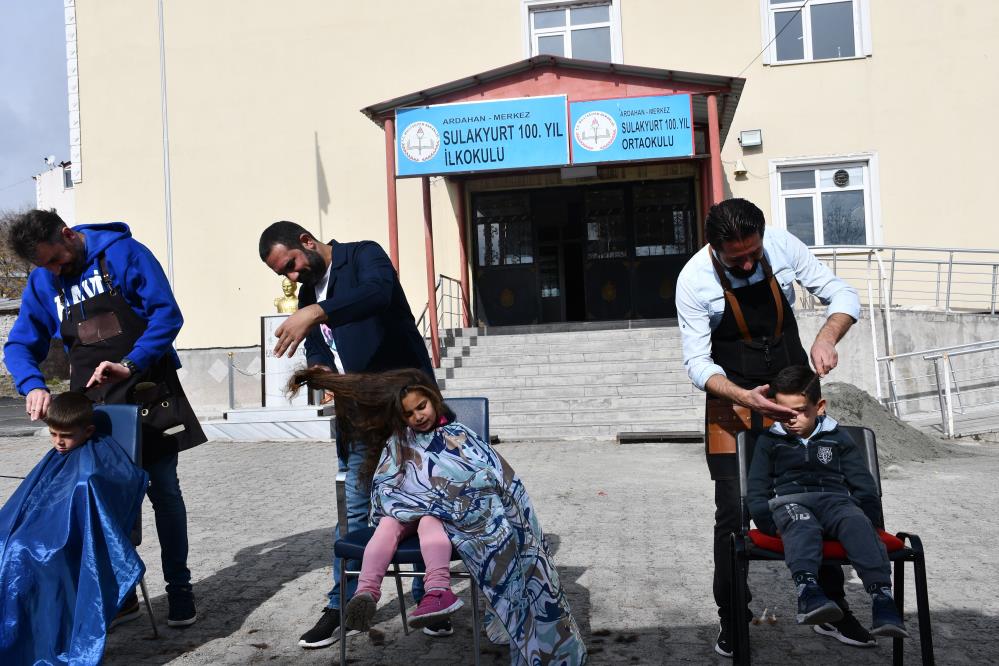 Gönüllü kuaförler köy köy dolaşıp öğrencilerin saç bakımını yapıyor