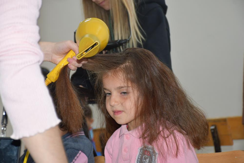 Gönüllü kuaförler köy köy dolaşıp öğrencilerin saç bakımını yapıyor