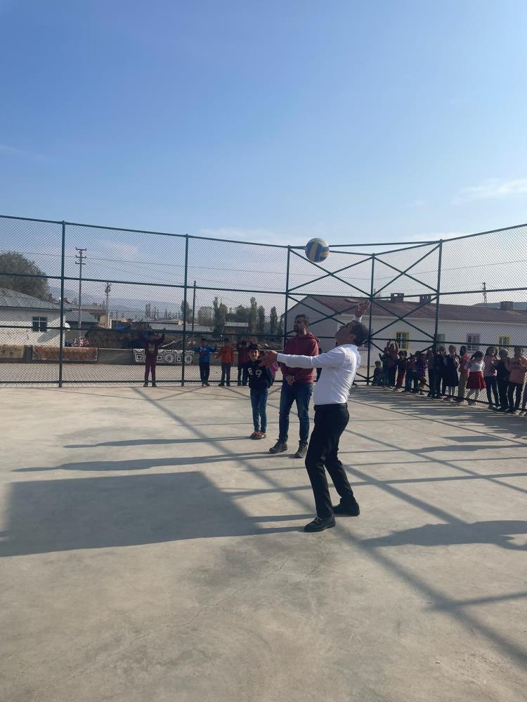 Kars'ta kaymakam öğrencilerle kitap okudu, voleybol oynadı