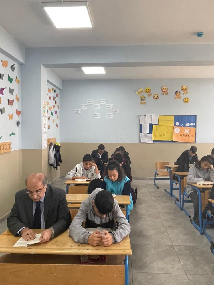 Kars'ta kaymakam öğrencilerle kitap okudu, voleybol oynadı