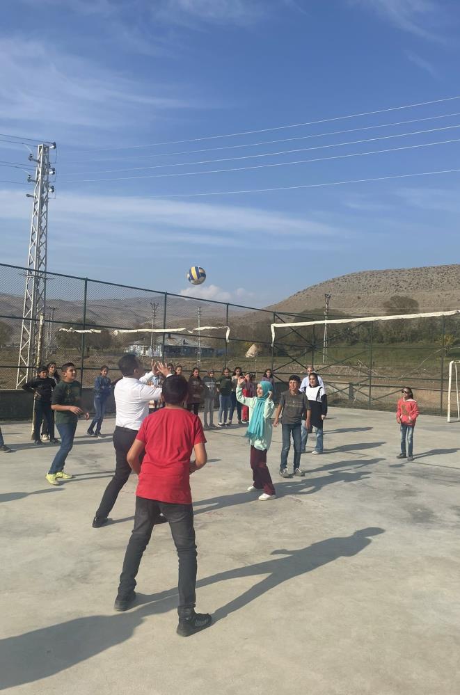Kars'ta kaymakam öğrencilerle kitap okudu, voleybol oynadı
