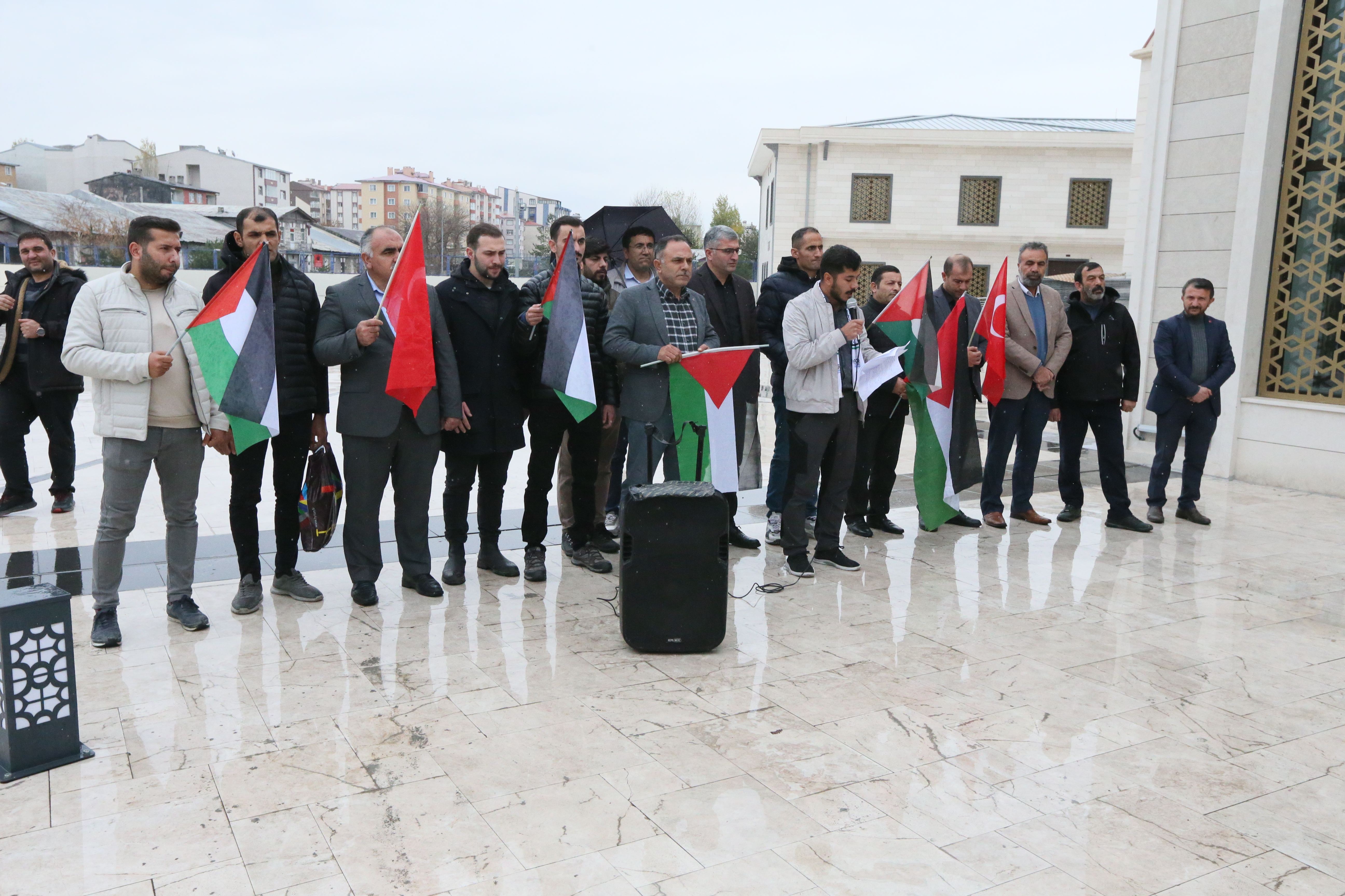 Anadolu Gençlik Derneği üyeleri, İsrail'in Gazze'ye yönelik saldırılarını protesto etti