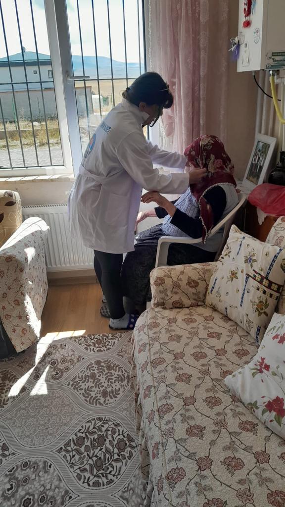 Kars'ta, "Evde Yaşlı Bakım Hizmeti" devam ediyor