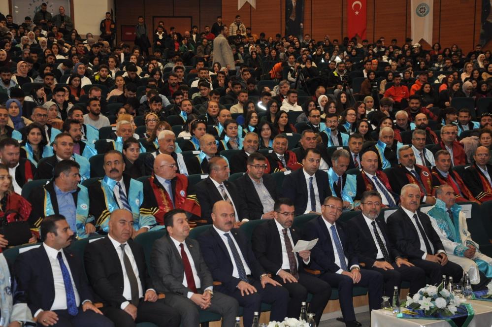 Bakan Yumaklı, Kars'ta öğrencilere seslendi