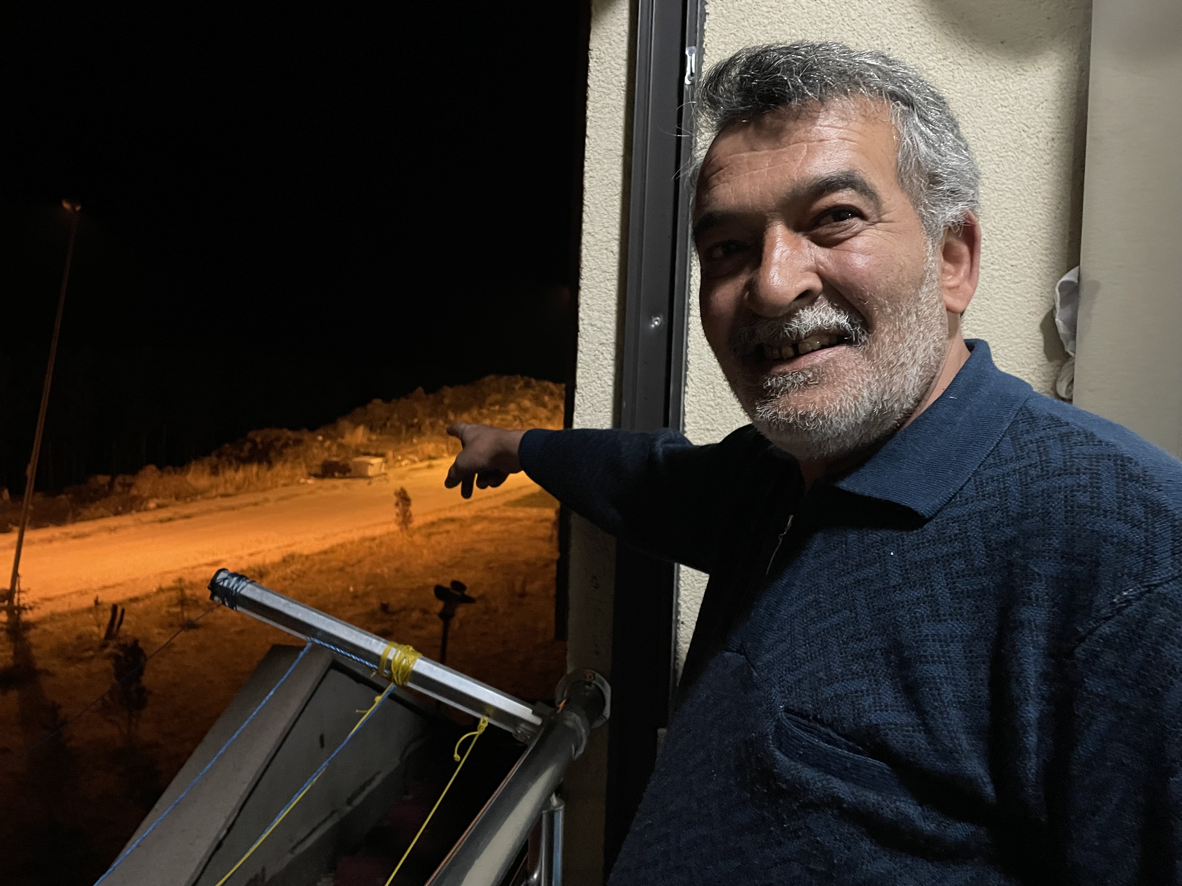 Sarıkamış'ta bozayılar mahalledeki çöplerle besleniyor